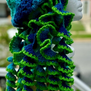 Gorro holgado con medusas bajo el mar