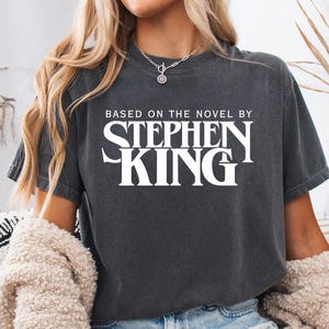 スティーブン・キングのコンフォートカラーTシャツ、スティーブン・キングのTシャツ、スティーブン・キングの小説に基づいたシャツ、スティーブン・キング、レトロな服、Tumblr