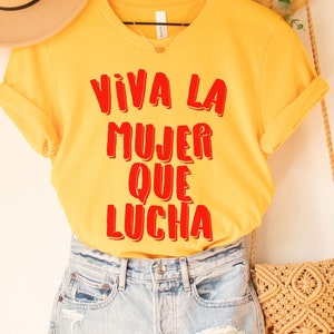 Viva la mujer que lucha Tee, ,Camiseta latina, Feminista latina, camisetas divertidas en español, camiseta latina, regalo de amiga mexicana