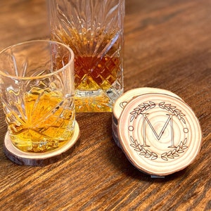 Sous-verres en bois personnalisés | Ensemble de dessous de verre personnalisé | Sous-verres initiaux | Ensemble de dessous de verre gravé | Dessous de verre rustiques en bois | Ensemble de dessous de verre de nom de famille