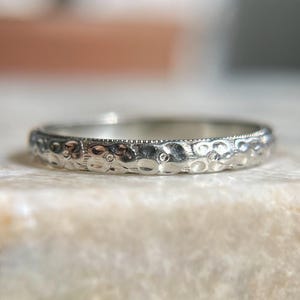 Antique 18K Solid White Gold Wedding Band, Size 7 / Vintage Orange Blossom Flower Floral 2.5 mm Stacking Spacer Ring / Circa 1930
