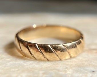 Vintage Solid 14k Yellow Gold Wedding Ring, Size 7 / Estate Linear Design Stacking Band / 4 mm Wide 3 grams