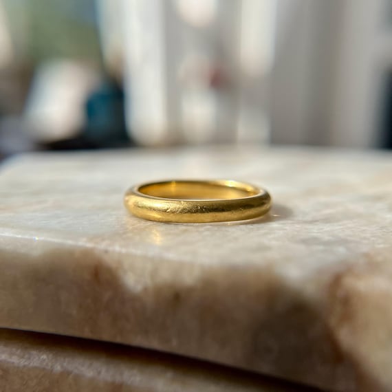 Glowing Solid 22K Yellow Gold Wedding Ring, Size … - image 1