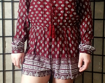 Secondhand Paisley Roter Strampler Frau, Recycled Boho Mode, Nomaden Festival Kleidung, Ethnischer Viskose Strampler, Vintage Boho Stil