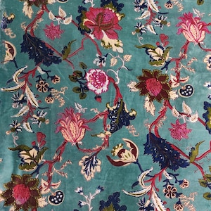 Puede incluir: Tela color turquesa con un detallado estampado floral. El dise&ntilde;o presenta grandes flores estilizadas en tonos rosa, burdeos y crema, con follaje azul oscuro y verde. El patr&oacute;n se repite en la superficie de la tela.
