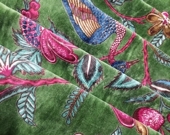 Tela de terciopelo verde con estampado floral. Tela de terciopelo india suave y ligera con estampado de bloques para tapicería, cortinas y cojines.