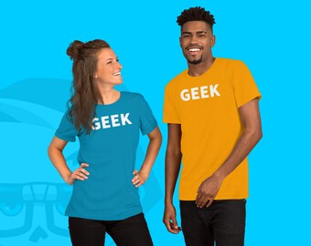Puede incluir: Dos personas con camisetas con la palabra "GEEK" impresa. La mujer lleva una camiseta azul y el hombre lleva una camiseta amarilla.