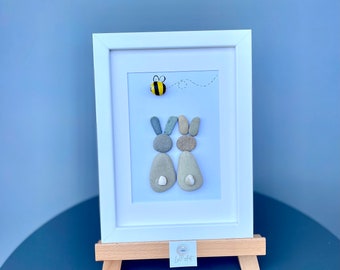 Arte de guijarros enmarcado "Happy Bunnies", una idea de regalo artístico única para un niño, decoración de la habitación del bebé, bautizo, bautismo, regalo de cumpleaños para bebés o niños
