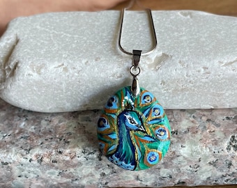 Handgeschilderde stenen hanger ketting "Wees een pauw", Majestueus ontwerp miniatuur schilderij op een strandkiezel, Unieke handgemaakte sieraden voor haar