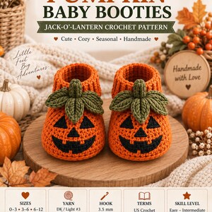 Op de afbeelding: Een haakpatroon voor oranje pompoen babyslofjes met groene blaadjes en zwarte jack-o'-lantern gezichtjes. De tekst bevat BabyPurl Co, Pumpkin Baby Booties, Jack-O'-Lantern Crochet Pattern, maten 0-12 maanden, DK garen, 3,5 mm haaknaald.