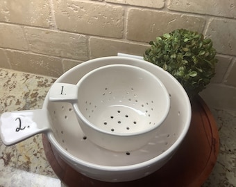 Juego de coladores Rae Dunn de 2 piezas, juego de coladores de cocina, juego de coladores de cerámica, colador para escurrir ensalada, tetera y colador