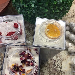 Ganz natürliches Milchbad, Badesalz, Spa-Geschenke, Badesalz im Glas, Badesalz in der Flasche, Badesalzbevorzugungen, Milchbad