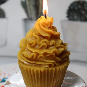 Cupcake beeswax candle (100% pure beeswax) handcrafted/ birthday candle/party candle/ gift favor candle