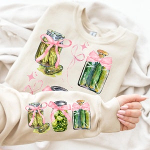 Fichier PNG à sublimation de jolis cornichons | Chemise rose coquette avec noeud et manches peintes avec ruban à la mode, motif girlie doux