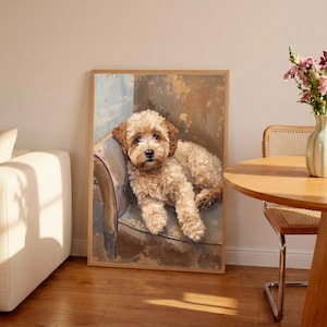 Könnte beinhalten: Gerahmtes Gemälde eines hellbraunen, flauschigen Hundes, der auf einem Vintage-Sessel ruht. Das Kunstwerk hat eine gedämpfte Farbpalette und ein strukturiertes Aussehen. Der Hund ist der zentrale Fokus des Bildes.