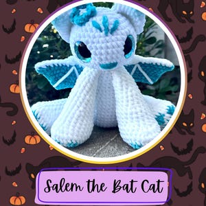 Puede incluir: Un gato-murciélago de ganchillo blanco con detalles azules, alas y ojos grandes. La imagen incluye el texto "Crochet Pattern Digital PDF Only" y "Salem the Bat Cat."