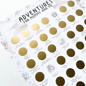 Op de afbeelding: Een gouden en witte printbare activiteitenkaart met de tekst "Adventures for Mummy and Me". De kaart heeft een raster van 25 cirkels, elk met een ander idee voor een activiteit die een ouder en kind samen kunnen doen. Enkele van de activiteiten zijn naar de bioscoop gaan, verstoppertje spelen, een boerderij bezoeken en picknicken in het park.