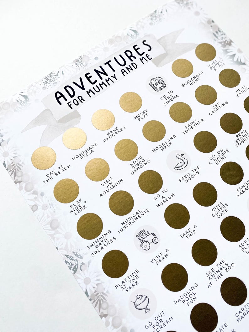 Op de afbeelding: Een gouden en witte printbare activiteitenkaart met de tekst "Adventures for Mummy and Me". De kaart heeft een raster van 25 cirkels, elk met een ander idee voor een activiteit die een ouder en kind samen kunnen doen. Enkele van de activiteiten zijn naar de bioscoop gaan, verstoppertje spelen, een boerderij bezoeken en picknicken in het park.
