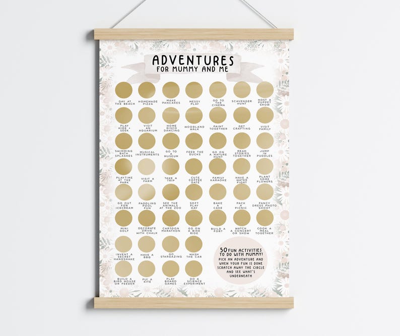 Op de afbeelding: Een afdrukbare kaart met 50 leuke activiteiten die een ouder en kind samen kunnen doen. De kaart is versierd met bloemillustraties en gouden cirkels met de activiteiten in zwarte tekst. De tekst onderaan de kaart luidt "50 leuke activiteiten om met mama te doen! Kies een avontuur en wanneer je plezier hebt gehad, schraap de cirkel weg en zie wat eronder zit."