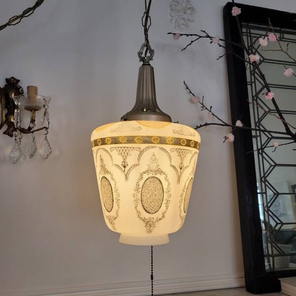 Lampe Swag plug-in vintage, lanterne suspendue Hollywood Regency ornée, lampe à chaîne de tir de pompon en or victorien, lanterne en verre marocain Aladdin