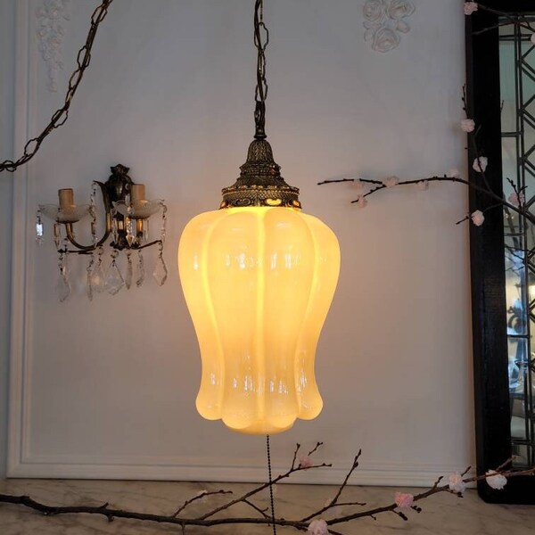 Lampe Swag plug-in vintage, lanterne suspendue en verre cannelé Hollywood Regency, suspension en verre de champagne en laiton ornée, éclairage orné en or