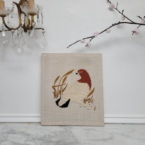 Vintage garenkunst uit het midden van de eeuw, roest fazant of korhoenders en tarwe, natuurlijke linnen achterkant, klaar om op te hangen, MCM-decor uit de jaren 60, dierenkunst