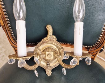 Aplique de pared doble vintage, pequeña lámpara de pared ornamentada de latón sin lacar y cristal con pátina, victoriano, rococó, imperio francés, español