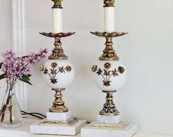 Para zabytkowych lamp stołowych z marmuru, styl Hollywood Regency, wiktoriańskie ozdobne złote liście i róże, małe lampy buduarowe w kształcie kwiatów, białe szklane kule