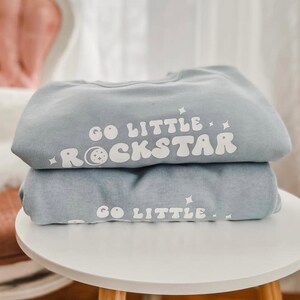 Sudadera de cuello redondo teñida a mano Go Little Rockstar