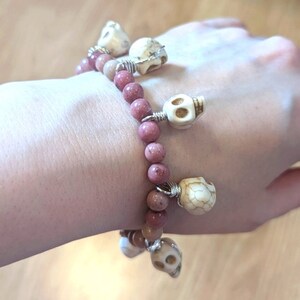 CLUTCH Pulsera de acero inoxidable con colgante de piedras preciosas de howlita y rodonita con forma de calavera
