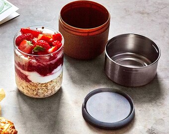 A lightweight 45ml Borosilicate Glass bowl. Sustainably sourced wood fibre base and Stainless steel lid.