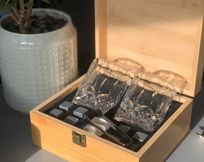 Luxury whiskey glass set in bamboo gift box.