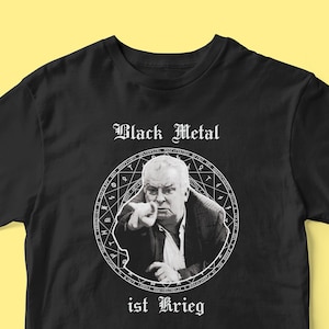 Può includere: Maglietta nera con una grafica bianca di un uomo che punta con il testo "Black Metal ist Krieg" in un cerchio.