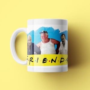 Può includere: Tazza in ceramica bianca con un'immagine colorata di quattro uomini anziani e il testo "FRIENDS" stampato in giallo sul fondo.