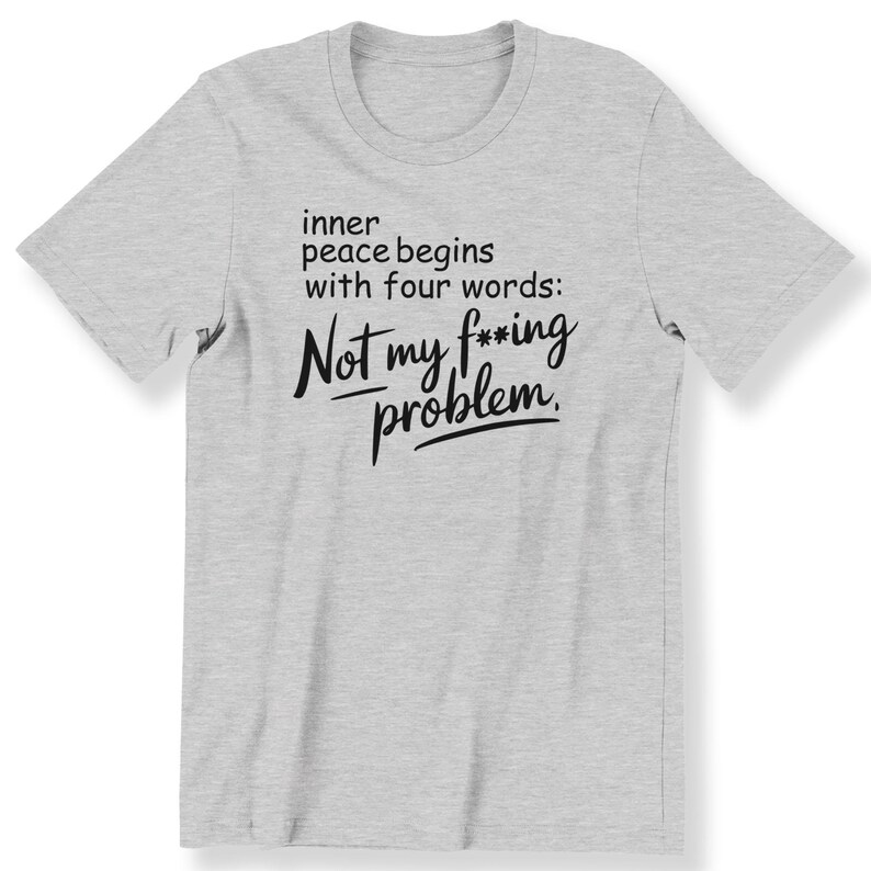 Op de afbeelding: Grijs T-shirt met de tekst "inner peace begins with four words: Not my f***ing problem."