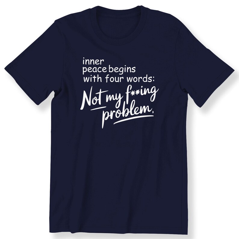 Op de afbeelding: Donkerblauw T-shirt met witte tekst die luidt: "inner peace begins with four words: Not my f***ing problem."