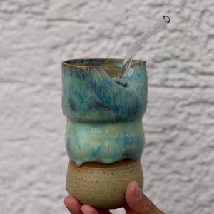 Keramisk sugrörsmugg – handgjord dryckesmugg för iskaffe, matcha och smoothies. Present till kaffe-, matcha- och keramikälskare.