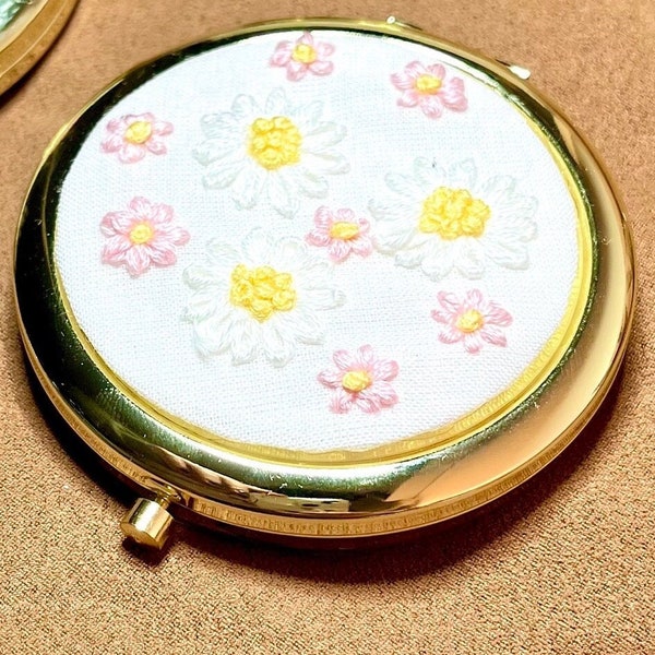 miroir doré brodé à la main, accessoire brodé, broderie florale , miroir fleurs, miroir brodé cadeau fleuri, miroir fleuri