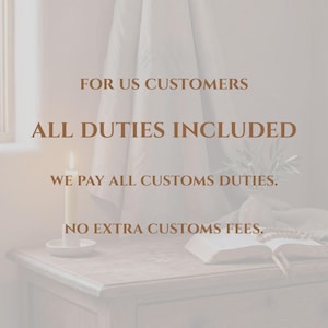 Pode incluir: Uma vela acesa em um pequeno prato branco sobre uma mesa de madeira. O texto na imagem diz: "FOR US CUSTOMERS, ALL DUTIES INCLUDED, WE PAY ALL CUSTOMS DUTIES, NO EXTRA CUSTOMS FEES."