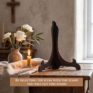 Pode incluir: Um suporte de exibi&ccedil;&atilde;o de madeira castanha escura com uma silhueta decorativa. O suporte est&aacute; sobre uma mesa de madeira com uma toalha de mesa bege, um vaso de flores brancas e uma vela acesa. O texto na imagem diz: AO SELECIONAR O &Iacute;CONE COM O SUPORTE, VOC&Ecirc; OBTER&Aacute; ESTE SUPORTE.