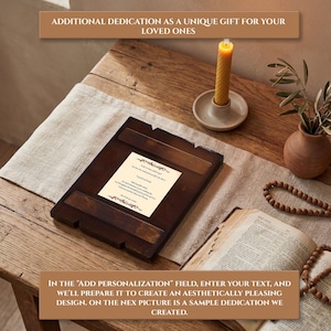 Pode incluir: Uma placa de madeira escura com uma dedicat&oacute;ria impressa, repousando sobre uma mesa de madeira. Uma vela acesa em um casti&ccedil;al de cer&acirc;mica e um pequeno vaso com vegeta&ccedil;&atilde;o tamb&eacute;m est&atilde;o sobre a mesa. O texto diz: "DEDICA&Ccedil;&Atilde;O ADICIONAL COMO UM PRESENTE &Uacute;NICO PARA SEUS ENTES QUERIDOS."