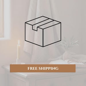 Pode incluir: Um contorno preto de uma caixa de cart&atilde;o com um recorte na parte superior. A caixa est&aacute; centrada na imagem, com uma vela e um vaso de vegeta&ccedil;&atilde;o no fundo. O texto "FREE SHIPPING" &eacute; exibido em uma faixa marrom.