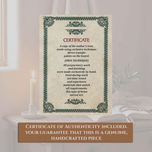 Pode incluir: Um certificado de autenticidade com bordas decorativas e texto. O certificado afirma que o item &eacute; uma c&oacute;pia do &iacute;cone do autor, feito com t&eacute;cnicas exclusivas e feito &agrave; m&atilde;o. Uma vela e um livro est&atilde;o no fundo.