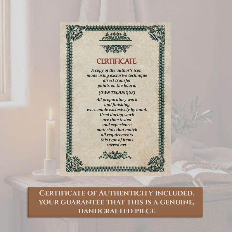 Pode incluir: Um certificado de autenticidade com bordas decorativas e texto. O certificado afirma que o item &eacute; uma c&oacute;pia do &iacute;cone do autor, feito com t&eacute;cnicas exclusivas e feito &agrave; m&atilde;o. Uma vela e um livro est&atilde;o no fundo.