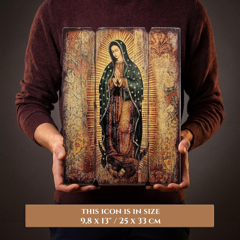 Pode incluir: &Iacute;cone religioso retratando uma figura com um manto verde escuro e aur&eacute;ola dourada, com as m&atilde;os juntas em ora&ccedil;&atilde;o. O &iacute;cone &eacute; apresentado em tr&ecirc;s pain&eacute;is de madeira com aspecto envelhecido. O texto na parte inferior diz: ESTE &Iacute;CONE TEM O TAMANHO 25 x 33 cm.