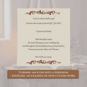 Pode incluir: Um cart&atilde;o de casamento creme com desenhos florais vermelhos e castanhos ornamentados. O cart&atilde;o inclui o texto: "Senhor, para quem iremos?" e "Para Jacob e Emily." A faixa inferior diz: "TRANSFORMANDO UM &Iacute;CONE EM UMA LEMBRAN&Ccedil;A PESSOAL. UM EXEMPLO DO NOSSO TRABALHO PERSONALIZADO."