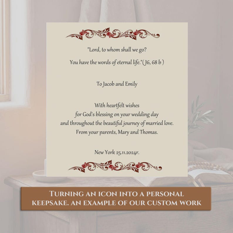 Pode incluir: Um cart&atilde;o de casamento creme com desenhos florais vermelhos e castanhos ornamentados. O cart&atilde;o inclui o texto: "Senhor, para quem iremos?" e "Para Jacob e Emily." A faixa inferior diz: "TRANSFORMANDO UM &Iacute;CONE EM UMA LEMBRAN&Ccedil;A PESSOAL. UM EXEMPLO DO NOSSO TRABALHO PERSONALIZADO."