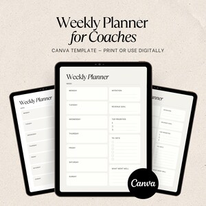 Puede incluir: Una plantilla de planificador semanal digital para coaches mostrada en tres pantallas de tableta. El diseño incluye secciones para los días de la semana, intenciones, objetivos de ingresos, prioridades y listas de tareas pendientes.