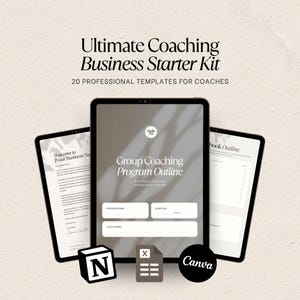 Op de afbeelding: Een digitale coaching business starter kit met drie tabletschermen die documentsjablonen weergeven. Het centrale scherm toont een groeps-coaching programma-overzicht. Pictogrammen voor Notion, Excel en Canva staan onderaan.