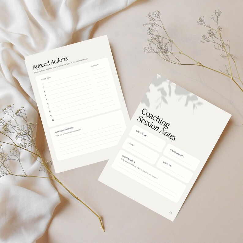 Peut inclure: Deux feuilles de papier blanc cass&eacute; avec du texte noir. Une feuille est intitul&eacute;e Coaching Session Notes avec des champs pour le nom du client, la date, le num&eacute;ro de session, la dur&eacute;e et l'objectif. L'autre est intitul&eacute;e Agreed Actions avec une liste num&eacute;rot&eacute;e.